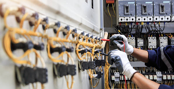 Professional Electrician technician working in Sloan, IA